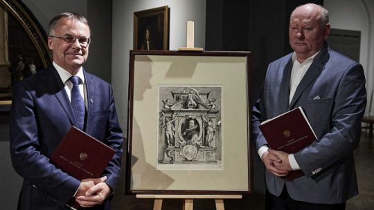 Wiceminister kultury Jarosław Sellin (L) oraz p.o. dyrektora gdańskiego Muzeum Narodowego Wojciech Bonisławski podczas uroczystości przekazania miedziorytu Johanna Saenredama „Portret malarza Johanna von Aachen”. Fot. PAP/A. Warżawa