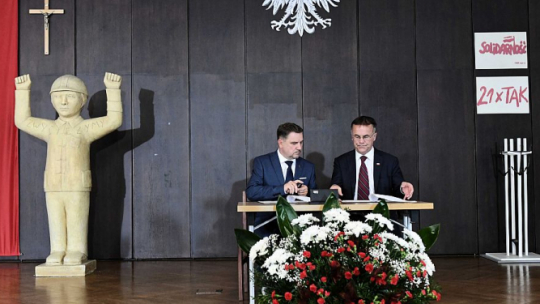 Wiceminister kultury i dziedzictwa narodowego Jarosław Sellin (P) oraz przewodniczący NSZZ "Solidarność" Piotr Duda (L) podpisali umowę powołującą Instytut Dziedzictwa Solidarności. Fot. PAP/A. Warżawa