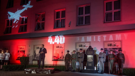 Prezydent Andrzej Duda przemawia podczas uroczystości w 78. rocznicę wybuchu drugiej wojny światowej w Wieluniu. 01.09.2017. Fot. PAP/G. Michałowski