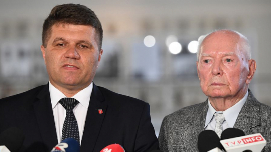 Burmistrz Wielunia Paweł Okrasa (L) i świadek wydarzeń Józef Stępień podczas briefingu nt. wystawy „Wieluń miastem pokoju i pojednania” w Sejmie. Fot. PAP/R. Pietruszka