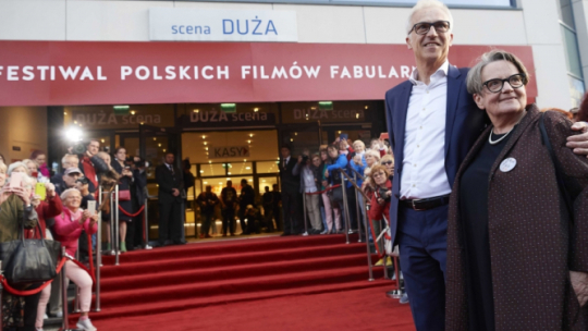 Gdynia, 16.09.2019. Reżyserka Agnieszka Holland (P) i producent filmowy Stanisław Dziedzic (2P) pozują do zdjęć przed galą otwarcia 44. Festiwalu Polskich Filmów Fabularnych w Gdyni, 16 bm. Fot. PAP/A. Warżawa