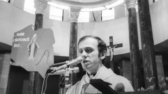 Warszawa, 1983 05 29. Msza Święta za Ojczyznę (zainicjowane przez księdza Teofila Boguckiego w październiku 1980 r., od 22 lutego 1982 r. odprawiane systematycznie w ostatnią niedzielę miesiąca) w kościele pw. św. Stanisława Kostki na Żoliborzu przy ul. Kardynała Stanisława Hozjusza. Nz. ks. Jerzy Popiełuszko. Fot. PAP/G. Rogiński