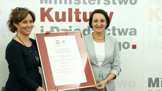 Warszawa, 18.09.2019. P.o. dyrektora Muzeum Archeologicznego i Rezerwatu Krzemionki Beata Kobiałka i wiceminister kultury i dziedzictwa narodowego Magdalena Gawin (P) podczas uroczystości w siedzibie Departamentu Ochrony Zabytków MKiDN w Warszawie, 18 bm. Spotkanie dotyczyło wręczenia certyfikatu wpisu Krzemionek Opatowskich na Listę światowego dziedzictwa kulturalnego i naturalnego UNESCO. Fot. PAP/R. Guz