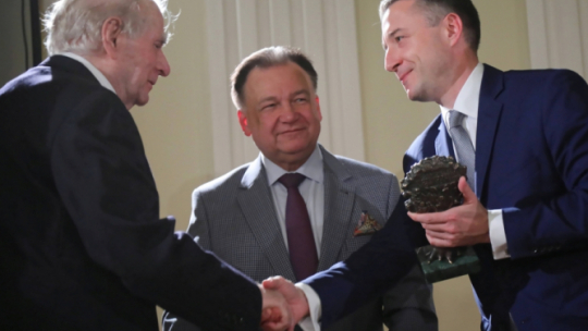 Warszawa, 23.09.2019. Marszałek województwa mazowieckiego Adam Struzik (C), przewodniczący sejmiku województwa mazowieckiego Ludwik Rakowski (P) oraz pisarz Wiesław Myśliwski (L) podczas gali rozdania nagród im. Cypriana Kamila Norwida, 23 bm. na Zamku Królewskim w Warszawie. Statuetki i medale są wręczane artystom, mieszkającym i tworzącym na terenie Mazowsza. Fot. PAP/W. Olkuśnik
