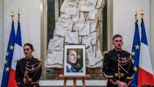 Warta honorowa przy portrecie J. Chiraca w Pałacu Elizejskim. Fot. PAP/EPA