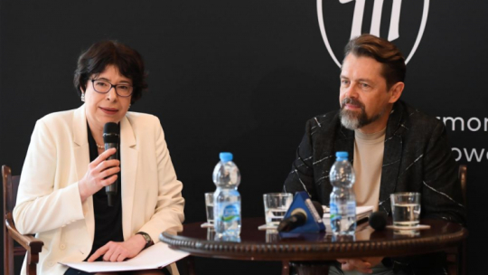 Dyrektor Artystyczny Filharmonii Narodowej od sezonu 2019/2020 Andrzej Boreyko (P) oraz podsekretarz Stanu w Ministerstwie Kultury i Dziedzictwa Narodowego Wanda Zwinogrodzka (L). Fot. PAP/R. Pietruszka