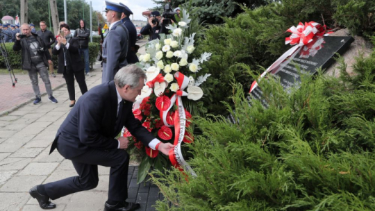 Brzeziny, 19.09.2019. Wicepremier, minister kultury i dziedzictwa narodowego Piotr Gliński składa kwiaty przed tablicą poświęconą pomordowanym funkcjonariuszom Policji Państwowej II RP. PAP/R. Zawistowski