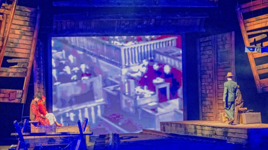 Pokaz widowiska multimedialnego pt. „Abyście nigdy nie zwątpili…” w łódzkim Teatrze Wielkim. Fot. PAP/G. Michałowski