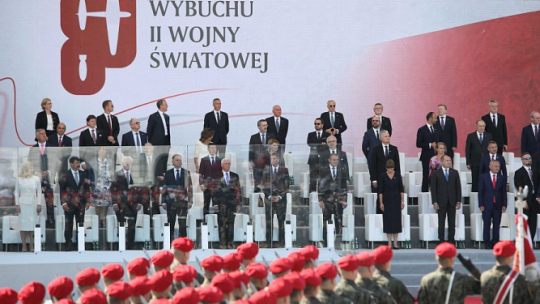 Uroczystości w 80. rocznicę wybuchu II wojny światowej na pl. Piłsudskiego w Warszawie; w tle widoczne logo obchodów. Warszawa, 01.09.2019. Fot. PAP/L. Szymański