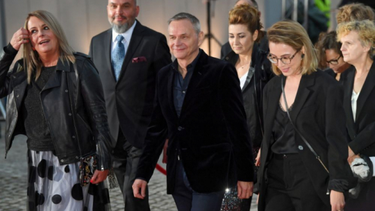 Gdynia, 21.09.2019. Reżyser Maciej Pieprzyca (C) z ekipą filmu "Ikar. Legenda Mietka Kosza". PAP/A. Warżawa