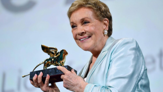 Julie Andrews ze Złotym Lwem. Fot. PAP/Photoshot