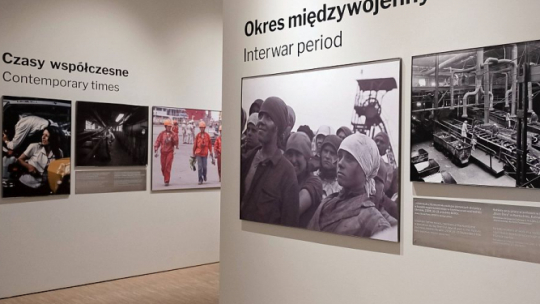 Wernisaż wystawy „Zakazy, wykluczenia, przesądy. Fotograficzna opowieść o kobietach w przemyśle” w Muzeum Śląskim w Katowicach. Fot. PAP/H. Bardo
