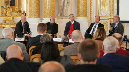Od lewej: moderator Sławomir Dębski z Polskiego Instytut Spraw Międzynarodowych, Nikita Pietrow ze Stowarzyszenia Memoriał, prof. Grzegorz Motyka z Instytutu Studiów Politycznych PAN, prof. Jan Behrends z Ośrodka Badań Historii Najnowszej w Poczdamie oraz prof. Andrzej Nowak z Instytutu Historii PAN podczas debaty "Jak opowiadać historię II wojny światowej?". Fot. PAP/M. Marek