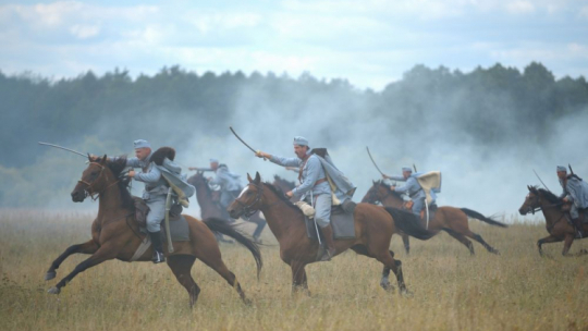 15.08.2017. Aktorzy i statyści na planie filmu "Legiony" w Jarnicach. Fot. PAP/P. Piątkowski