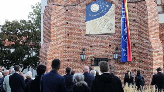 Odsłonięcie zegara słonecznego na zabytkowej gotyckiej wieży najstarszej polskiej szkoły – LO im. marszałka Stanisława Małachowskiego w Płocku. Fot. PAP/P. Augustyniak