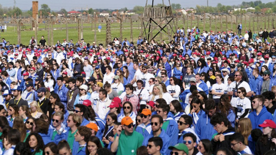 Uczestnicy 28. Marszu Żywych na terenie byłego niemieckiego obozu koncentracyjnego Auschwitz-Birkenau. 02.05.2019. Fot. PAP/A. Grygiel