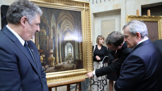 Warszawa, 09.09.2019. Dyrektor Muzeum Narodowego w Warszawie Jerzy Miziołek oraz minister kultury i dziedzictwa narodowego Piotr Gliński podczas uroczystości przekazania do zbiorów muzealnych odzyskanego obrazu "Wnętrze Katedry w Mediolanie" Marcina Zaleskiego. PAP/W. Olkuśnik