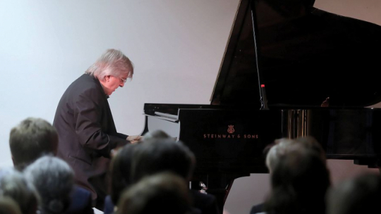 Koncert pianisty Piotra Palecznego w ramach cyklu „Z Klasyką przez Polskę” w Rogowie. Fot. PAP/R. Zawistowski