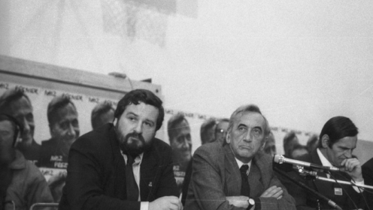 Dąbrówno 06.11.1990. Kampania wyborcza kandydata na prezydenta RP Tadeusza Mazowieckiego. Spotkanie premiera z wyborcami w gminie Dąbrówno, w województwie olsztyńskim. Nz. od lewej: minister bez teki (ds. socjalnych i cywilizacyjnych wsi) Artur Balazs, Tadeusz Mazowiecki, rolnik Józef Matczak. Fot. PAP/S. Moroz