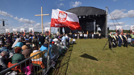 Włocławek, 14.09.2019. Uczestnicy akcji modlitewnej „Polska pod Krzyżem”, na terenie lotniska Włocławek-Kruszyn (woj. kujawsko-pomorskie). Odbywa się ona w święto Podwyższenia Krzyża Świętego. Fot. PAP/A. Damazy