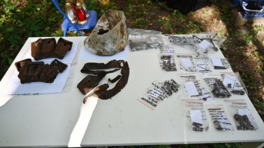 Gdańsk, 24.09.2019. Rzeczy polskich żołnierzy, znalezione przez zespół archeologów w miejscu, w którym była wartownia nr 5, zaprezentowane podczas konferencji prasowej na terenie bazy archeologicznej Muzeum Westerplatte i Wojny Obronnej 1939 roku – Oddziale Muzeum II Wojny Światowej w Gdańsku. Fot. PAP/M. Gadomski