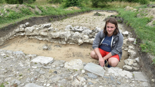 Kamil Karski podczas prac archeologicznych na terenie byłego niemieckiego nazistowskiego obozu KL Plaszow w Krakowie. 2017 r. Fot. PAP/J. Bednarczyk