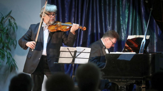 Skrzypek Sławomir Tomasik oraz pianista Robert Morawski podczas koncertu w ramach cyklu „Z Klasyką przez Polskę” w Plichtowie. Fot. PAP/R. Zawistowski