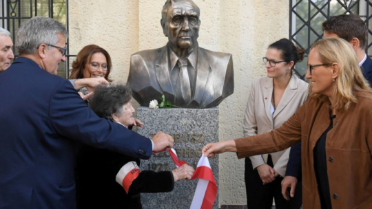 Były prezydent RP Bronisław Komorowski (L), wicemarszałek Sejmu Małgorzata Kidawa-Błońska (2L), uczestniczka Powstania Warszawskiego Wanda Traczyk-Stawska ps. Pączek (3L), prezydent Gdańska Aleksandra Dulkiewicz (2P), przewodnicząca Rady m.st. Warszawy Ewa Malinowska-Grupińska (P) podczas odsłonięcia popiersia Tadeusza Mazowieckiego. Fot. PAP/R. Pietruszka