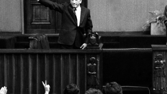 Warszawa 12.09.1989. Sejm X kadencji udzielił wotum zaufania rządowi Tadeusza Mazowieckiego, pierwszego niekomunistycznego premiera w powojennej historii Polski, powstał nowy rząd. Nz. premier w geście zwycięstwa. Fot. PAP/G. Rogiński