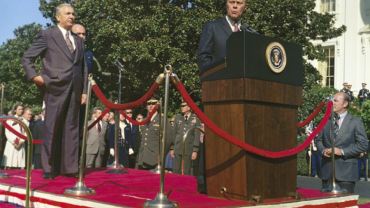 Waszyngton, USA, 08.10.1974. Wizyta I sekretarza KC PZPR Edwarda Gierka w Stanach Zjednoczonych. Nz. powitanie Edwarda Gierka (L) przez prezydenta USA Geralda Forda (P) przed Białym Domem. Fot. PAP/J. Morek