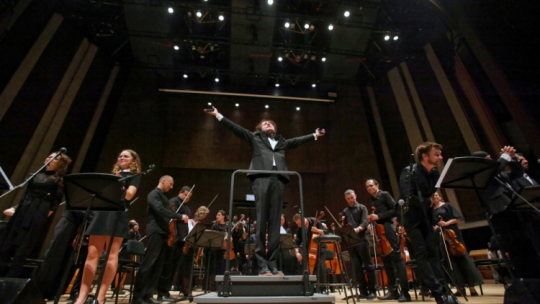 Jerozolima, Izrael, 16.10.2019. Kompozytor Piotr Rubik (C) podczas koncertu „Honorując Sprawiedliwych” w Jerusalem Theatre w Jerozolimie, 16 bm. z okazji IV Zjazdu Polaków Ratujących Żydów. Fot. PAP/M. Marek