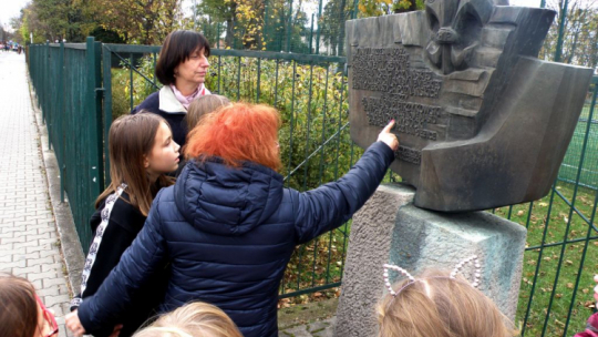 Akcja „Zapal znicz pamięci” 2019: Wychowankowie, nauczyciele wspólnie z dyrektorem OJ nr 2 zapali symboliczny  zniczy pamięci pod pomnikiem  harcerzy poległych w II wojnie światowej. Pomnik znajduje się na terenie Ogrodu Jordanowskiego Nr 2 przy ulicy Bukowskiej. Pani Grażyna Lück – Kubalewska przeczytała napis na cokole, który upamiętnia poległych na służbie patrolowej druha Edwarda Pietrzykowskiego z Hufca ZHP Nowe Miasto i druha Henryka Wysockiego  z Hufca ZHP Poznań – Jeżyce. 