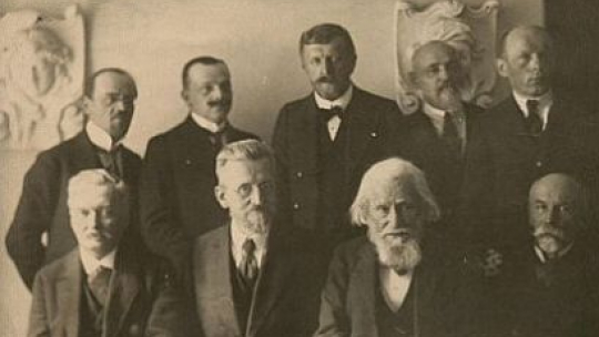 Kadra naukowa Uniwersytetu Stefana Batorego w Wilnie ok. 1922 r. Siedzą od lewej: prof. K. Zimmermann, prof. Wiktor Staniewicz, Władysław Mickiewicz, prof. Marian Zdziechowski, stoją od prawej: prof. Stanisław Pigoń, prof. Benedykt Kubicki, prof. Ferdynand Ruszczyc, prof. Józef Kallenbach, prof. Juliusz Kłos. Źródło: Wikipedia Commons 
