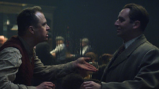 Aktorzy Piotr Rogucki (L) i Wojciech Mecwaldowski w przedstawieniu Teatru Telewizji „Dołęga-Mostowicz. Kiedy zamykam oczy” w reżyserii Marka Bukowskiego. Fot. TVP/PAP/A. Rzonca