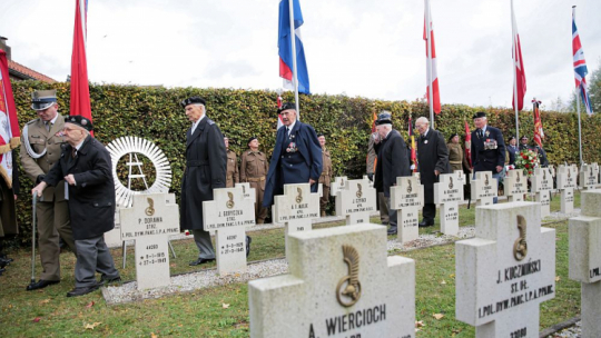 Weterani 1. Dywizji Pancernej gen. Stanisława Maczka podczas uroczystości na Polskim Honorowym Cmentarzu Wojskowym w Bredzie-Ginneken. 27.10.2019. Fot. PAP/L. Szymański