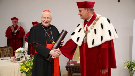 Kraków, 16.10.2019. Rektor ks. prof. Wojciech Zyzak oraz doktor honoris causa kard. Zenon Grocholewski podczas inauguracji roku akademickiego 2019/2020,  na Uniwersytecie Papieskim Jana Pawła II w Krakowie. PAP/Ł. Gągulski
