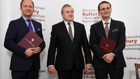 Wicepremier, minister kultury Piotr Gliński (C) oraz Andrzej Betlej (P) i Andrzej Szczerski (L) podczas uroczystości powołania dyrektora Zamku Królewskiego na Wawelu oraz dyrektora Muzeum Narodowego w Krakowie. Fot. PAP/P. Nowak