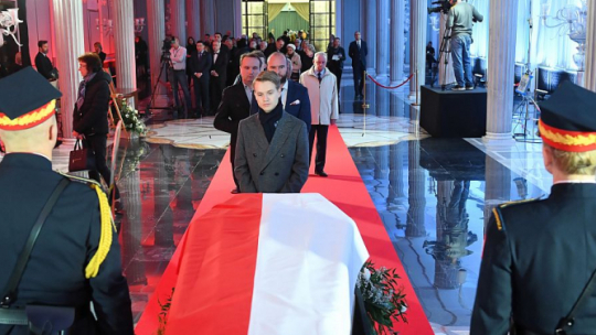 Trumna z ciałem marszałka seniora Kornela Morawieckiego w Sali Kolumnowej Sejmu. Fot. PAP/R. Pietruszka