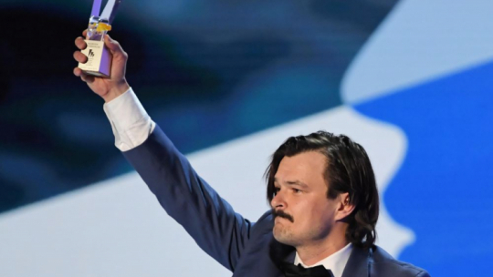 Gdynia, 21.09.2019. Aktor Dawid Ogrodnik z nagrodą za główną rolę męską w filmie "Ikar. Legenda Mietka Kosza". Fot. PAP/A. Warżawa