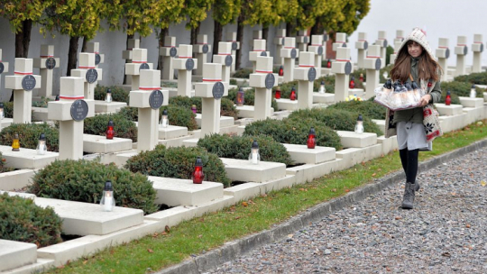 Akcja „Światełko pamięci dla Cmentarza Łyczakowskiego” 2017 na Cmentarzu Orląt Lwowskich. Fot. PAP/D. Delmanowicz