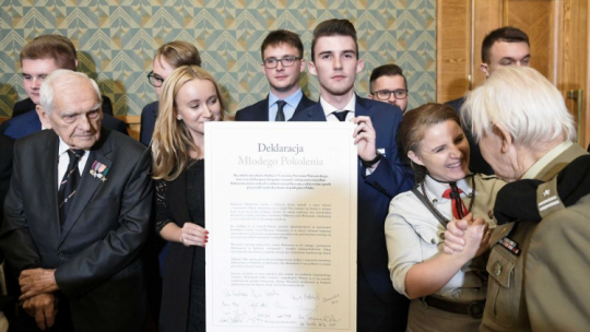 Warszawa, 01.10.2019. Uczestnicy konferencji prasowej pt. „Przesłanie Powstańców Warszawskich do młodych Polaków i Deklaracja Młodego Pokolenia” w siedzibie MEN. Fot. PAP/M. Obara