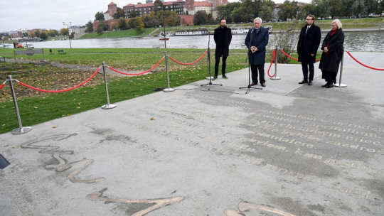 Prezydent Krakowa Jacek Majchrowski (2P) oraz minister kultury Litwy Mindaugas Kvietkauskas (P) i attache kulturalny ambasady Litwy w Polsce Rasa Rimickaite (2P) podczas odsłonięcia Schodów Miłosza w Krakowie. Fot. PAP/J. Bednarczyk