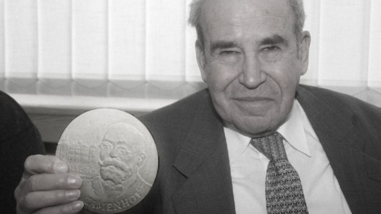 LudwikLudwik Krzysztof Zaleski-Zamenhof z modelem Medalu Tolerancji. PAP/Z. Lenkiewicz