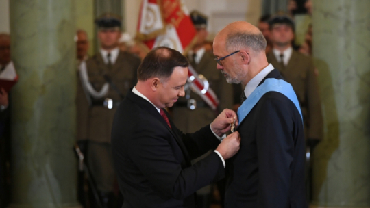 Warszawa, 11.11.2019. Prezydent Rzeczypospolitej Polskiej Andrzej Duda (C-L) oraz odznaczony Orderem Orła Białego historyk prof. Andrzej Nowak (C-P) podczas uroczystości wręczenia odznaczeń państwowych, 11 bm. w Pałacu Prezydenckim w Warszawie z okazji obchodów Narodowego Święta Niepodległości. Fot. PAP/R. Pietruszka