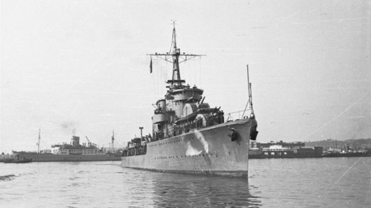 Gdynia, 05.07.1947 r. Niszczyciel ORP „Błyskawica” właśnie powrócił do kraju. Okręt m.in. wspierał ogniem wojska alianckie walczące w obronie Norwegii, osłaniał ewakuację Dunkierki, dwa lata eskortował konwoje na Atlantyku, działał na wodach kanału La Manche. Fot. PAP/CAF