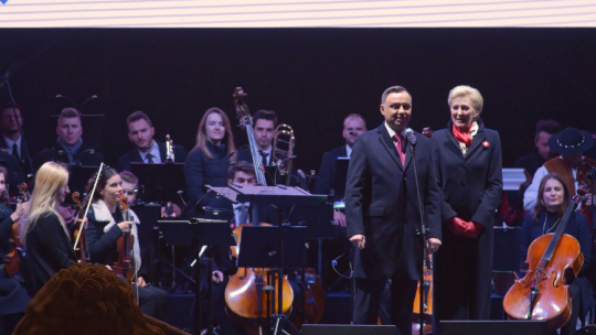 Prezydent Rzeczypospolitej Polskiej Andrzej Duda (C-L) wraz z Małżonką Agatą Kornhauser-Dudą (C-P) podczas koncertu Gramy dla Niepodległej z okazji obchodów Narodowego Święta Niepodległości w Warszawie. Fot. PAP/M. Obara