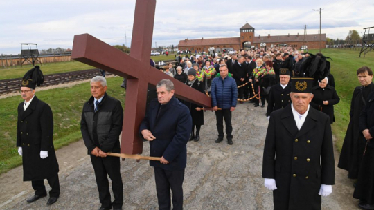 Droga Krzyżowa w intencji ofiar obozów koncentracyjnych i łagrów na terenie byłego niemieckiego obozu zagłady KL Auschwitz II-Birkenau. 03.11.2019. Fot. PAP/J. Bednarczyk 