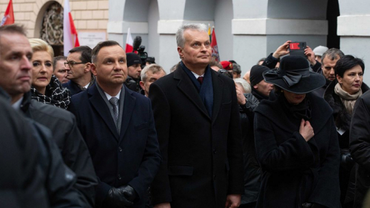 Prezydent Litwy Gitanas Nauseda (C), prezydent RP Andrzej Duda (4L), premier Mateusz Morawiecki (3L) oraz pierwsza dama Agata Kornhauser-Duda (2P) podczas przejścia konduktu żałobnego przez Ostrą Bramę. Wilno, 22.11.2019. Fot. PAP/V. Doveiko