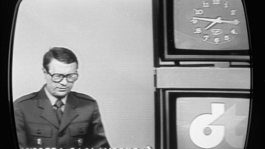 „Dziennik Telewizyjny” podczas stanu wojennego: Andrzej Racławicki, prezenter i dziennikarz w wojskowym mundurze. 01.1982. Fot. PAP/CAF/T. Zagoździński