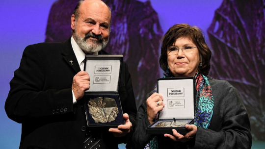 Prof. Barbara Engelking i ks. prof. Tomas Halik odebrali Medale Św. Jerzego. Fot. PAP/J. Bednarczyk